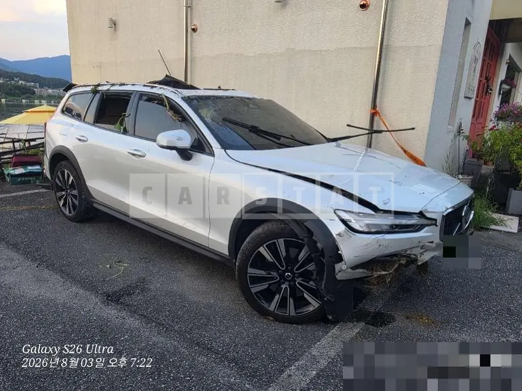 Photo 2 of 10: 2022 Volvo V60CCB5 AWD — Korean insurance auction