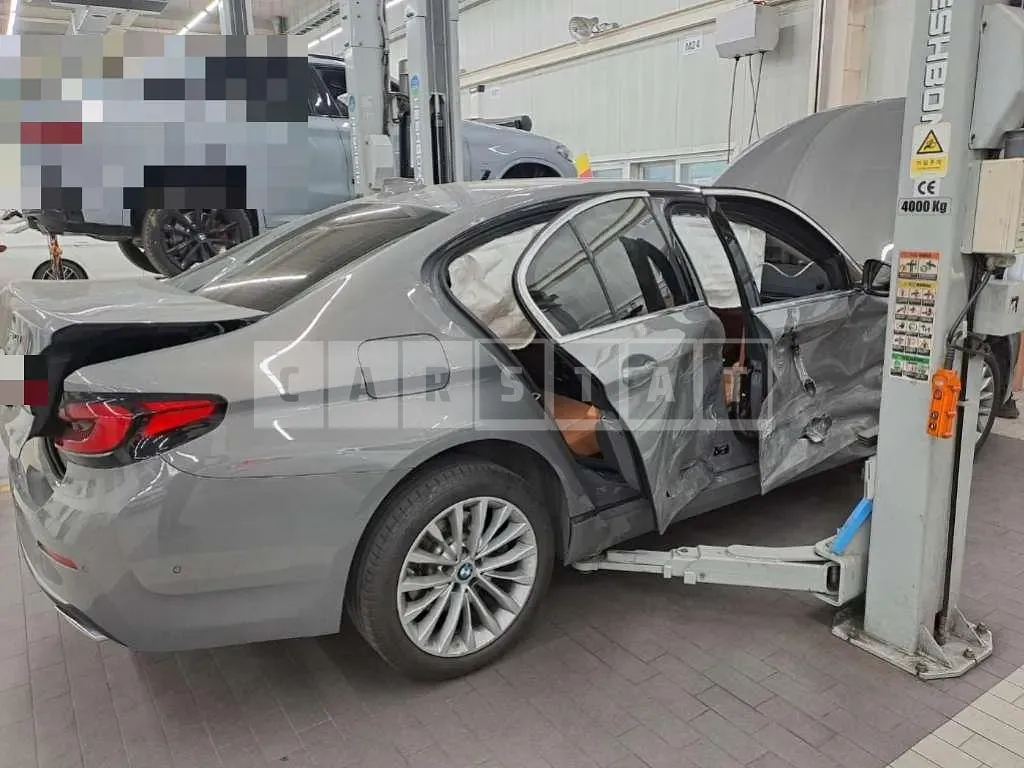 Photo 2 of 14: 2021 BMW 520i — Korean insurance auction