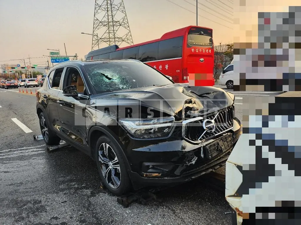 Photo 2 of 9: 2021 Volvo XC40B4 AWD, VIN YV1XZK92CM2454501 — Korean insurance auction