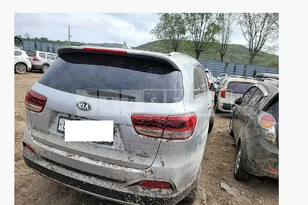Photo 2 of 3: 2017 Kia Sorento, VIN KNAPH81BBHA338227 — Korean insurance auction