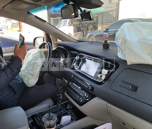 Photo 2 of 10: 2016 Kia Carnival Limousine, VIN KNAME81ABGS110598 — Korean insurance auction