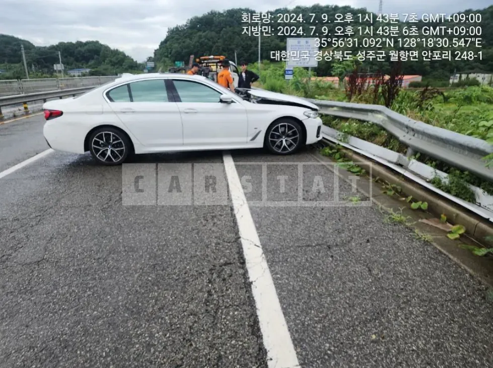 Photo 2 of 12: 2021 BMW 530i — Korean insurance auction