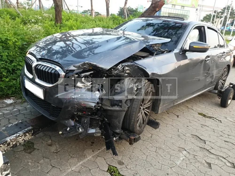 Photo 2 of 20: 2021 BMW 320i, VIN WBA5X5101MFK92352 — Korean insurance auction