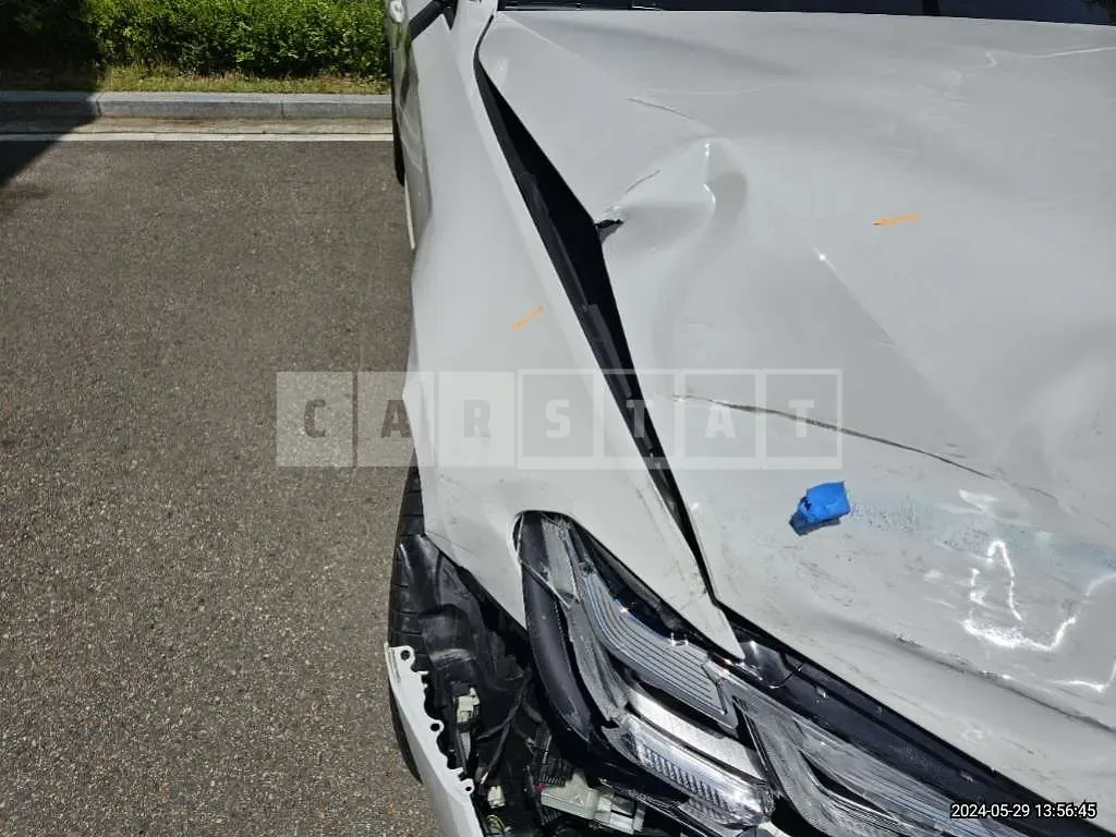 Photo 2 of 50: 2021 BMW 530i — Korean insurance auction