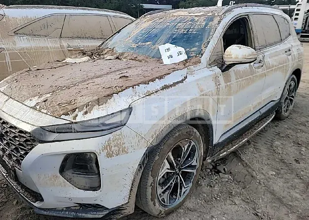 Photo 2 of 15: 2019 Hyundai Santa Fe, VIN KMHS381ADKU132219 — Korean insurance auction