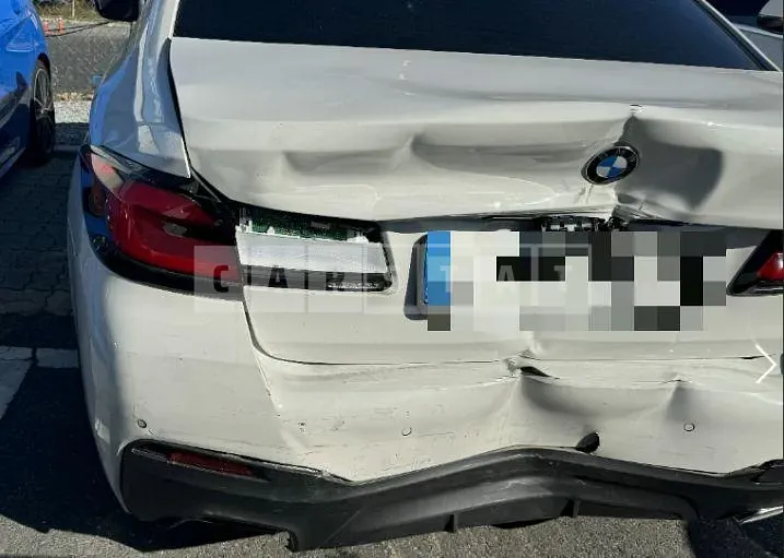 Photo 2 of 18: 2021 BMW 520i — Korean insurance auction