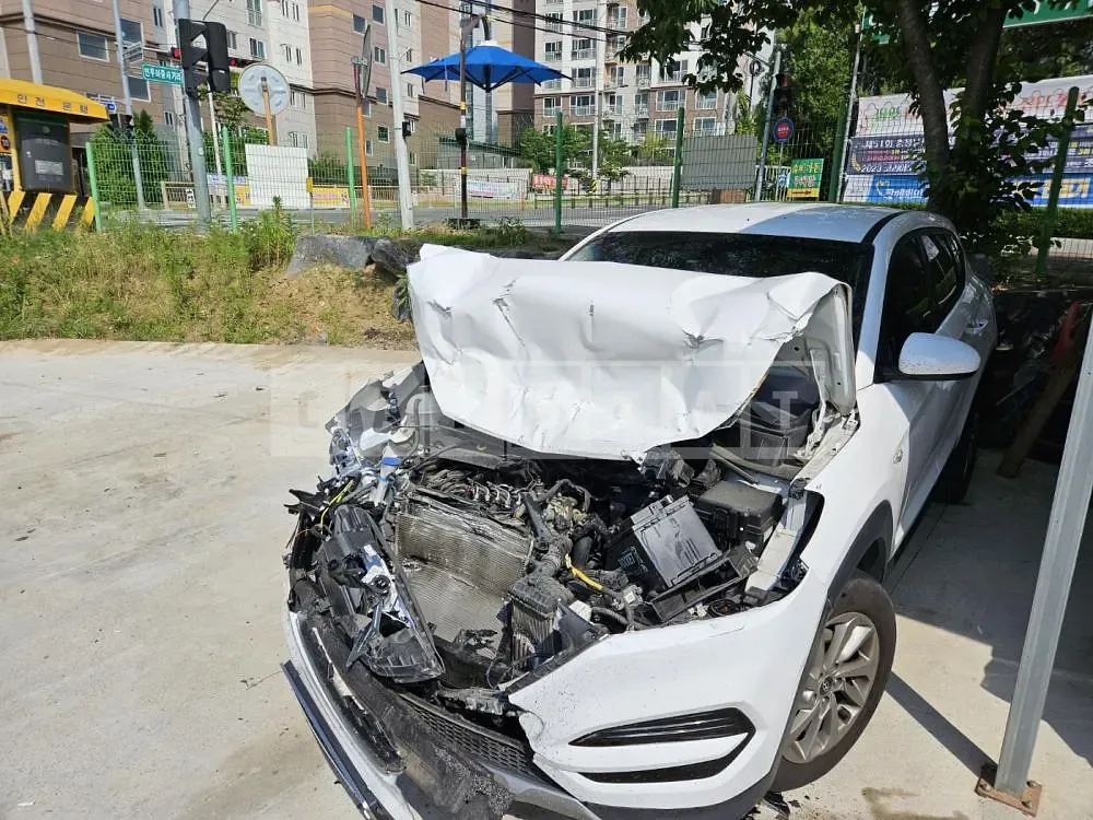 Photo 2 of 14: 2018 Hyundai Tucson, VIN KMHJ2815GJU613631 — Korean insurance auction