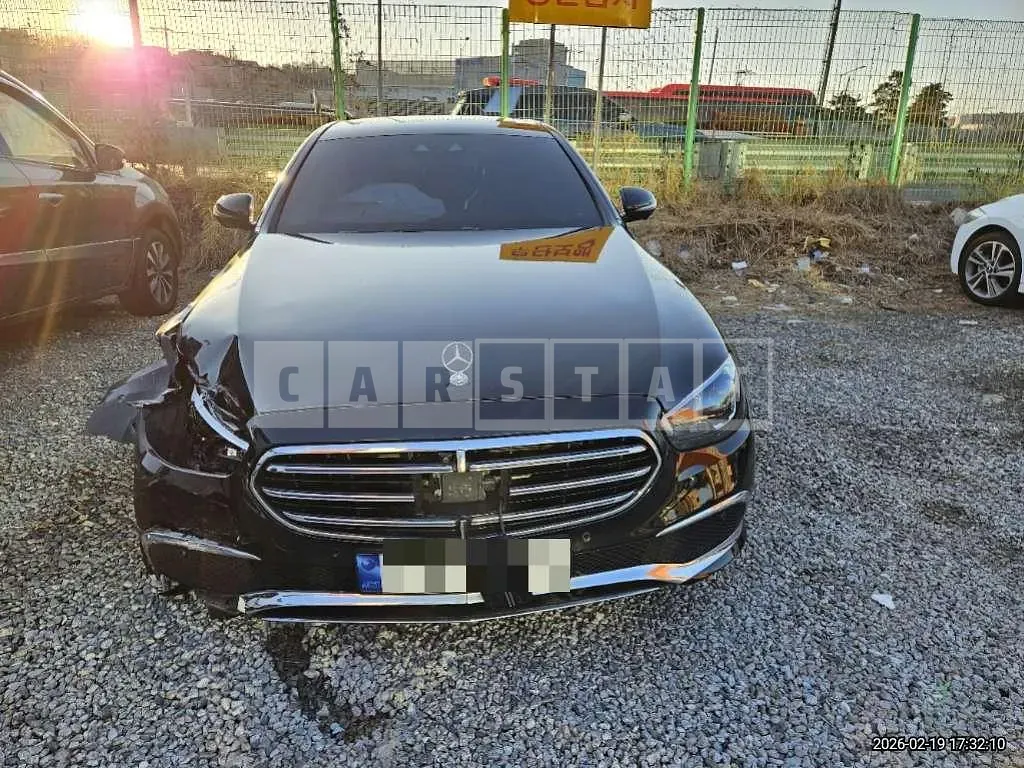 Photo 2 of 23: 2022 Mercedes-Benz E300 e 4Matic — Korean insurance auction