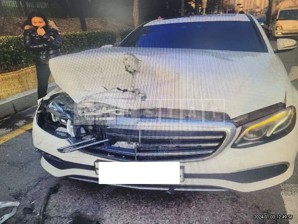 Photo 2 of 9: 2018 Mercedes-Benz E220d, VIN WDDZF0EB5JA438997 — Korean insurance auction