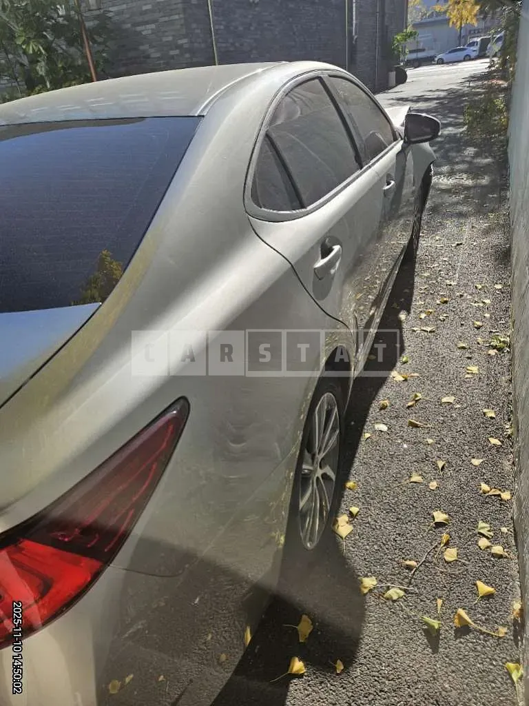 Photo 2 of 17: 2016 Lexus ES300h — Korean insurance auction