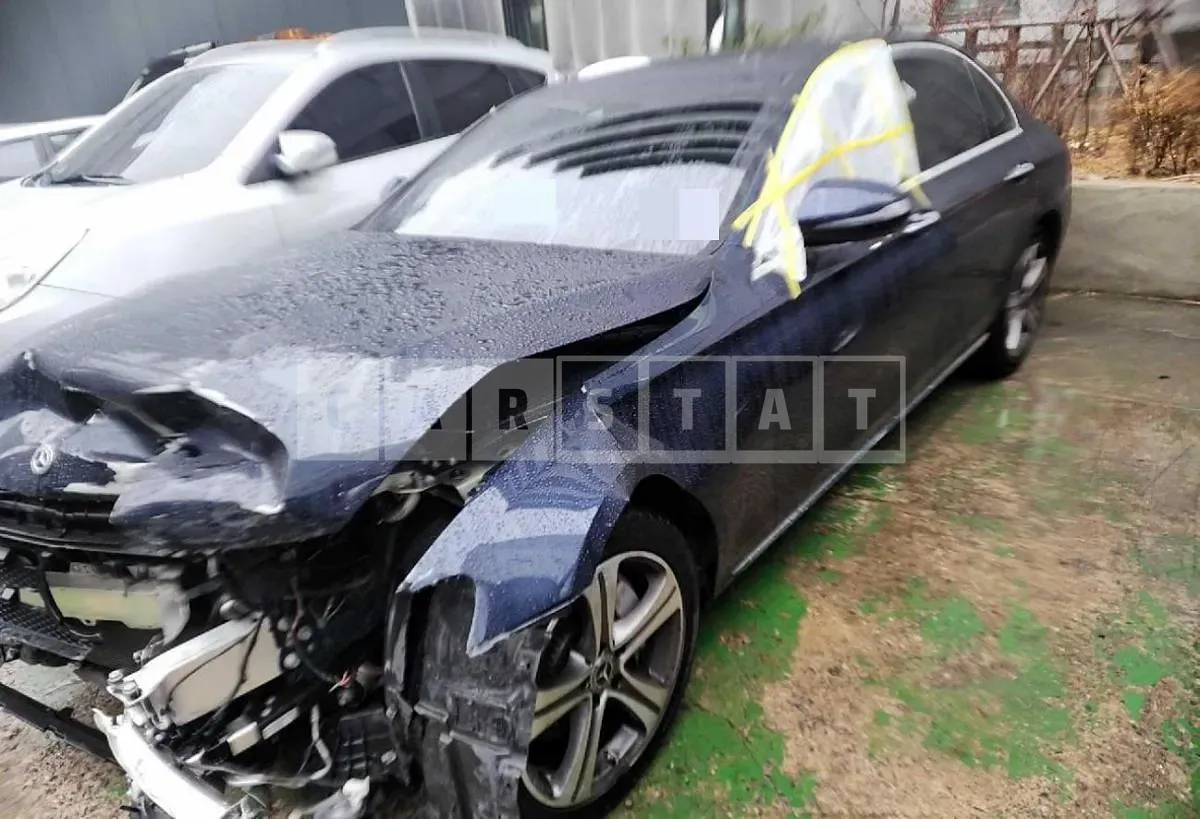 Photo 2 of 12: 2019 Mercedes-Benz E300, VIN WDDZF4JB6KA649219 — Korean insurance auction