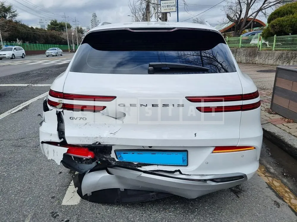 Photo 2 of 8: 2022 Genesis GV70, VIN KMTMA811PNU006669 — Korean insurance auction