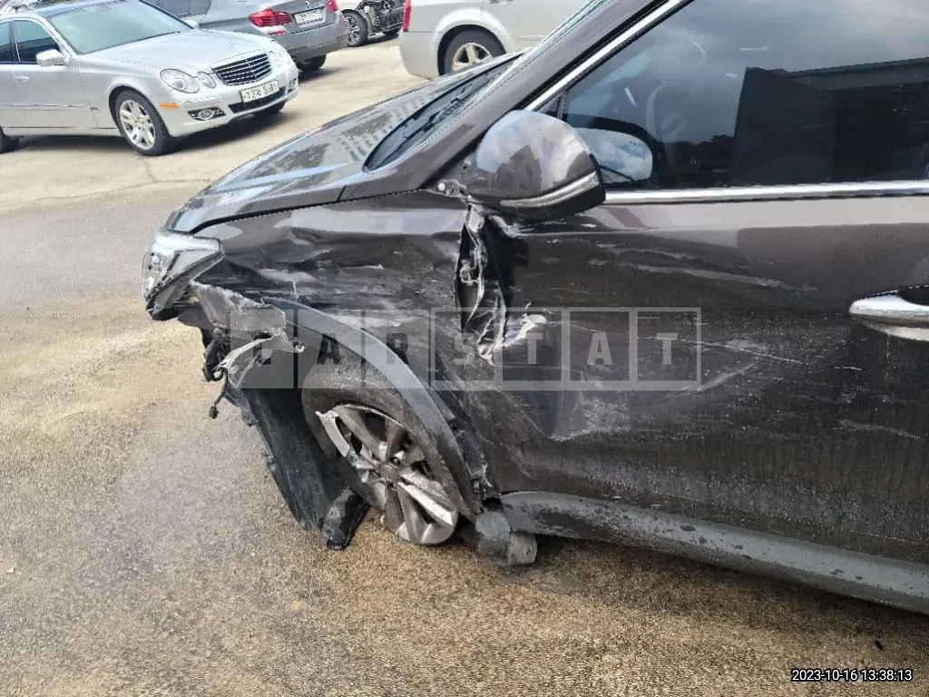 Photo 2 of 8: 2018 Hyundai Santa Fe, VIN KMHSW81UBJU800005 — Korean insurance auction