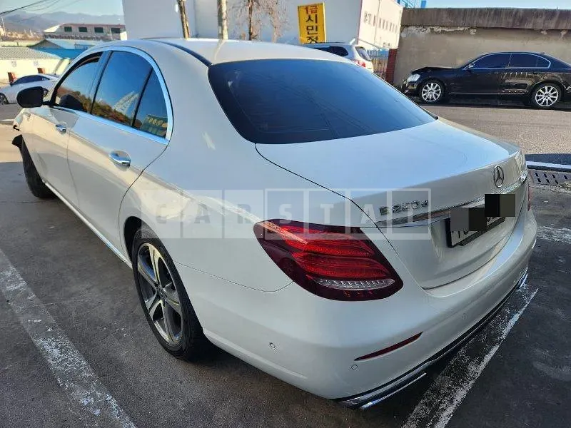 Photo 2 of 28: 2018 Mercedes-Benz E220 d — Korean insurance auction