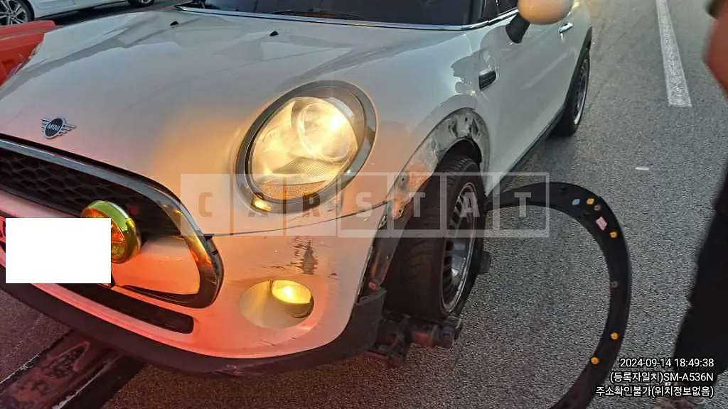 Photo 2 of 5: 2022 MINI Cooper — Korean insurance auction