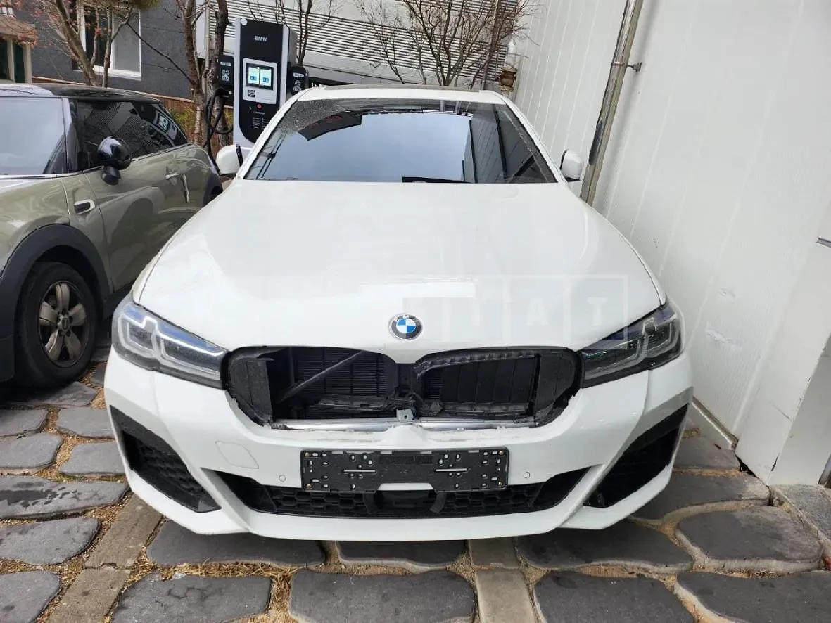 Photo 2 of 4: 2021 BMW (parts) 530e Laser Light — Korean insurance auction