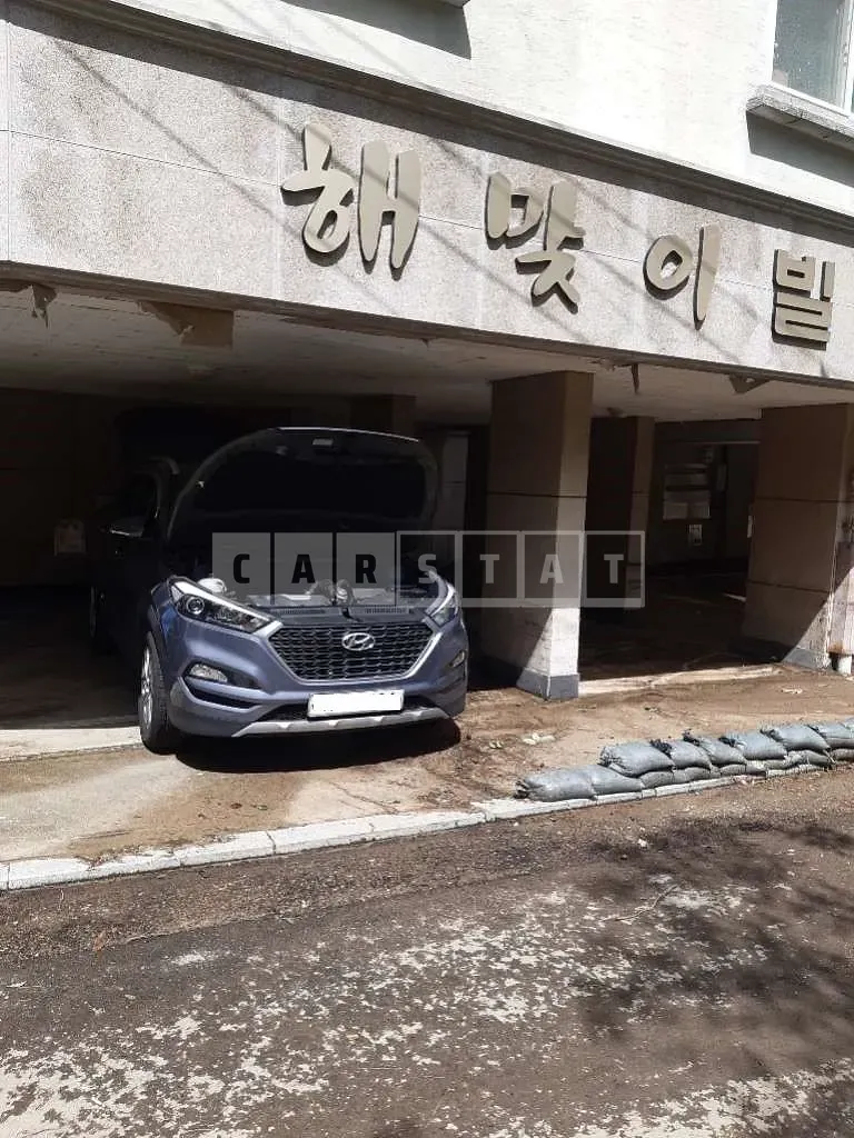 Photo 2 of 7: 2017 Hyundai Tucson, VIN KMHJ3812GHU293887 — Korean insurance auction