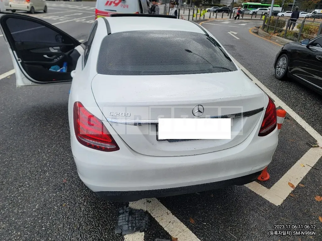 Photo 2 of 17: 2017 Mercedes-Benz C 200, VIN WDDWF4CB1HF584713 — Korean insurance auction
