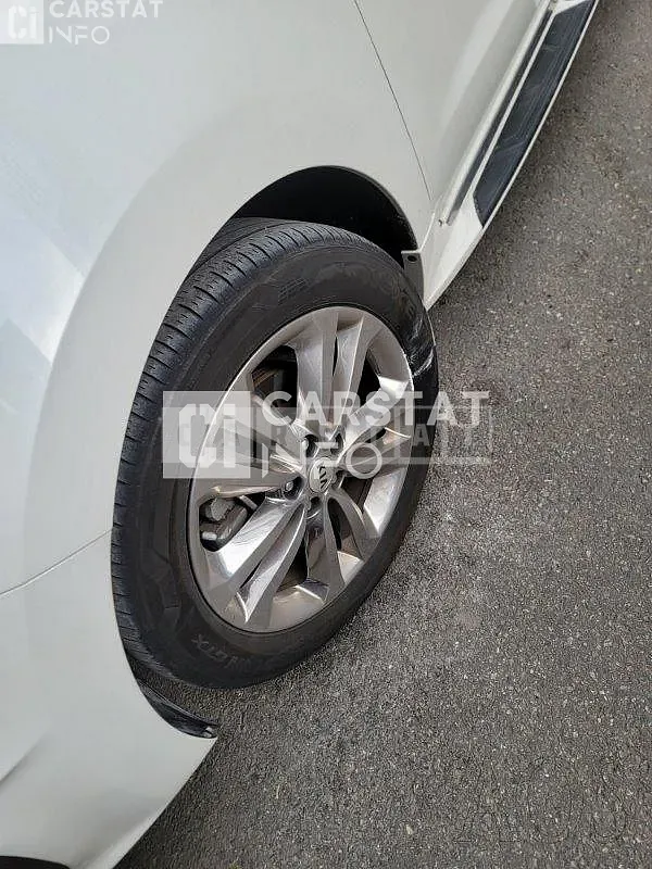 Photo 2 of 17: 2015 Kia Carnival 9 -Seater — Korean insurance auction