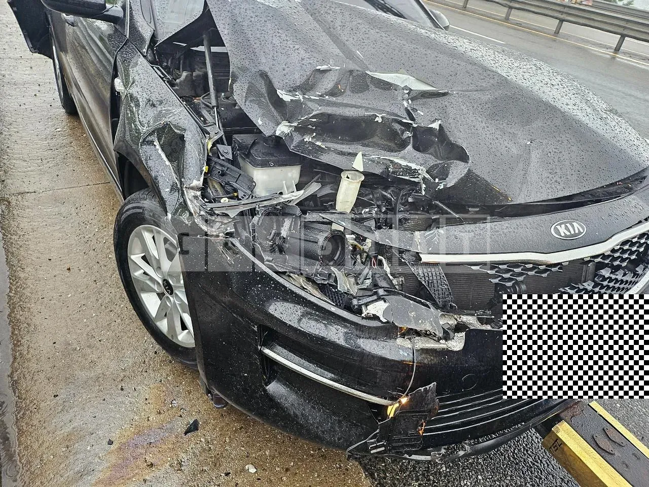 Photo 2 of 14: 2016 Kia K5, VIN KNAGS416BHA142568 — Korean insurance auction