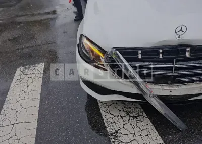 Photo 1 of 9: 2017 Mercedes-Benz E 300, VIN WDDZF4JB7HA070331 — Korean insurance auction