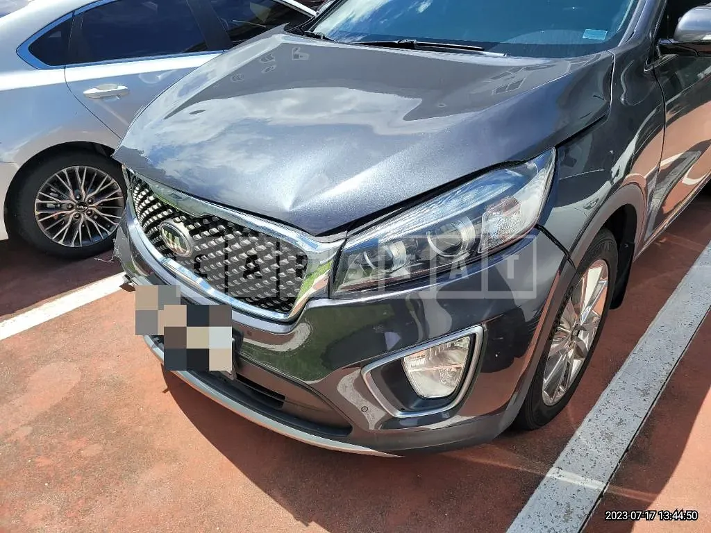 Photo 2 of 3: 2015 Kia Sorento 2.2, VIN KNAPK81BBFA043959 — Korean insurance auction