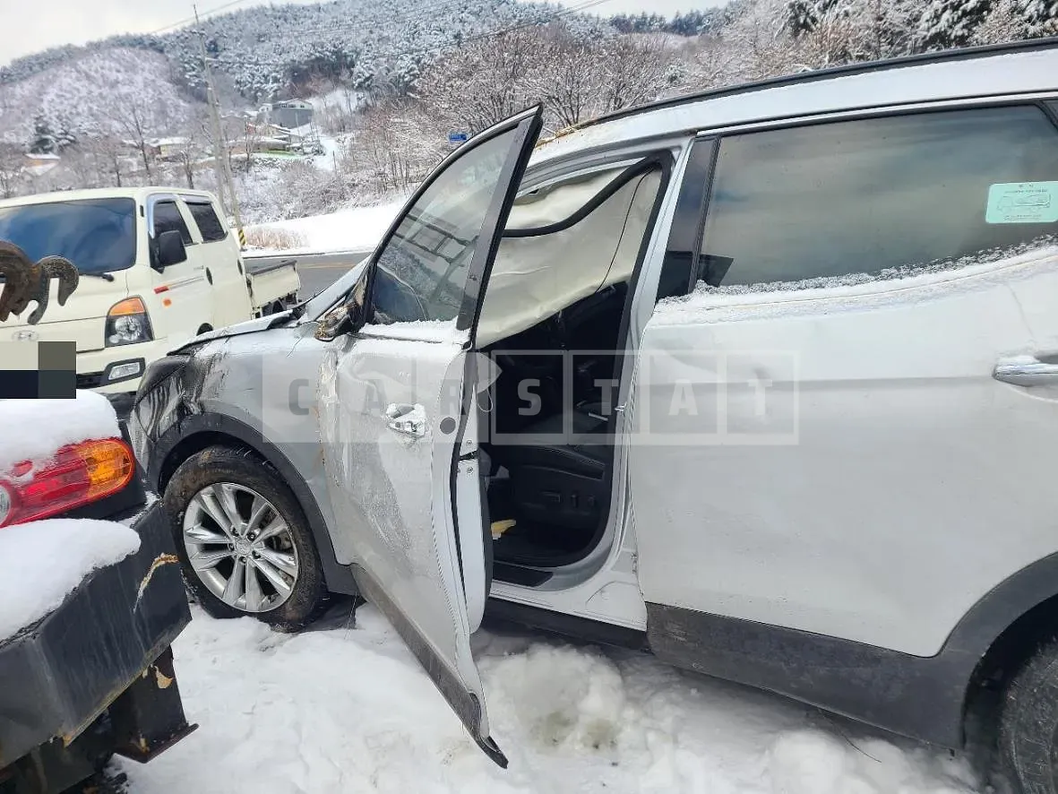 Photo 2 of 16: 2016 Hyundai Santa Fe 2.0 (4WD), VIN KMHSW81UDHU730132 — Korean insurance auction