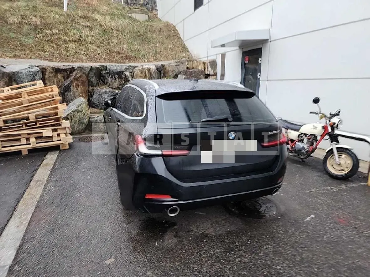 Photo 2 of 84: 2022 BMW 320d Touring, VIN WBA21FZ05PFN73945 — Korean insurance auction