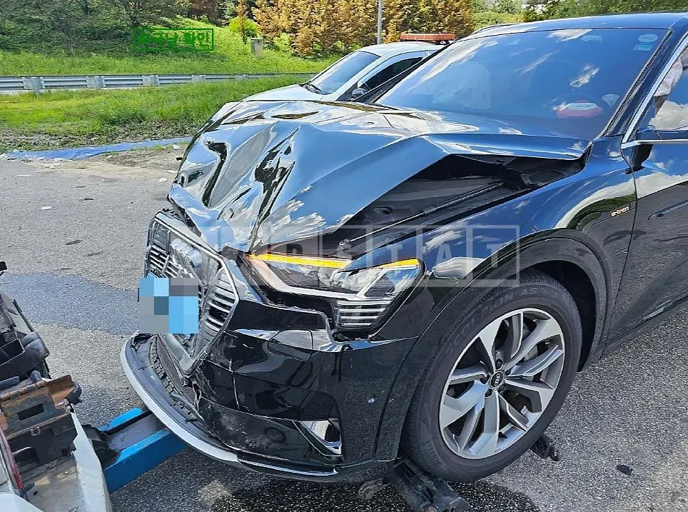 Photo 2 of 8: 2021 Audi e-tron 55 quattro, VIN WAUZZZGE8NB002221 — Korean insurance auction