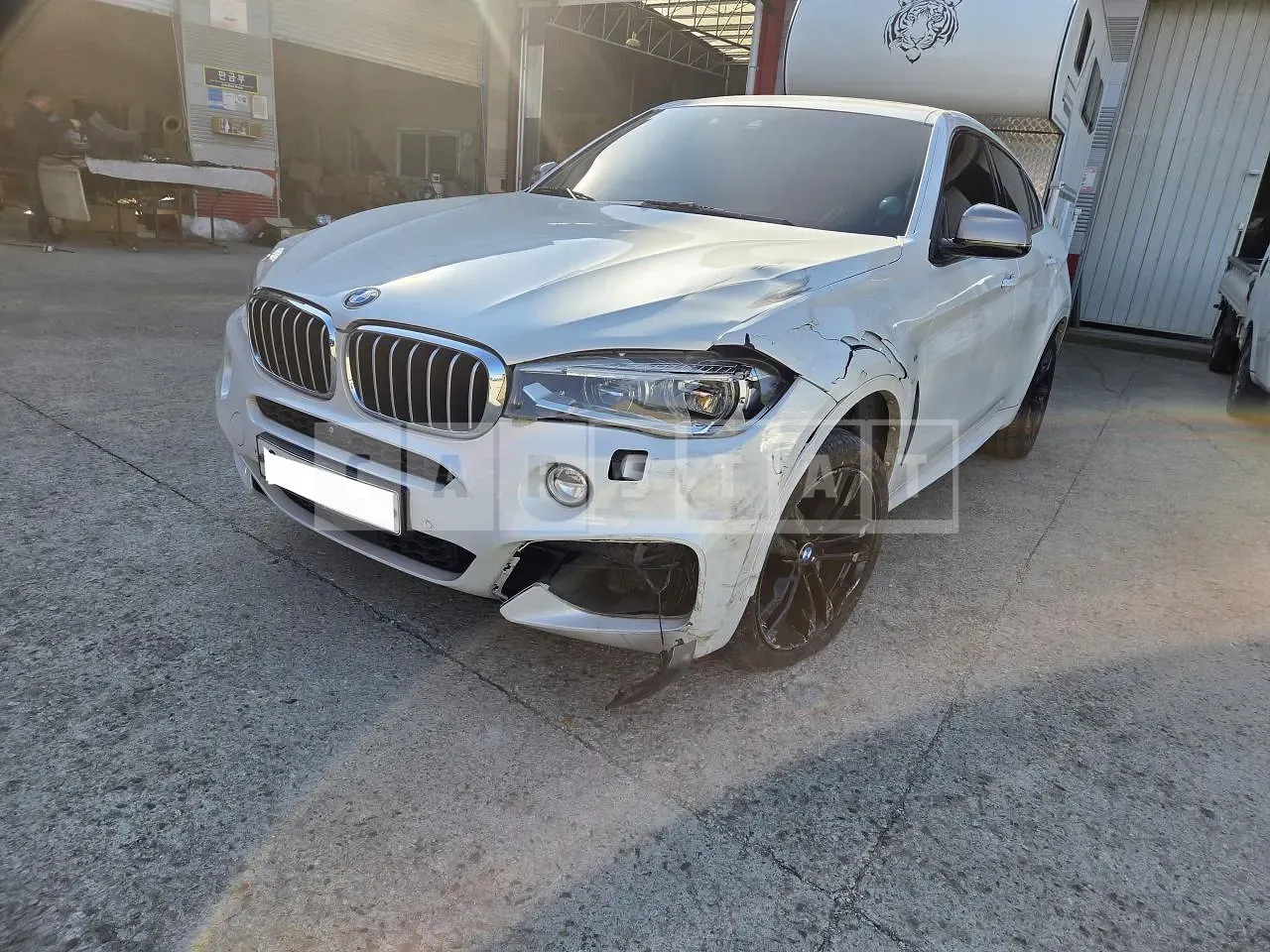 Photo 2 of 6: 2015 BMW X6 M50d, VIN WBAKV610XF0N48492 — Korean insurance auction