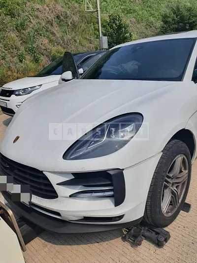 Photo 1 of 9: 2019 Porsche Macan, VIN WP1AA2952KLB13427 — Korean insurance auction