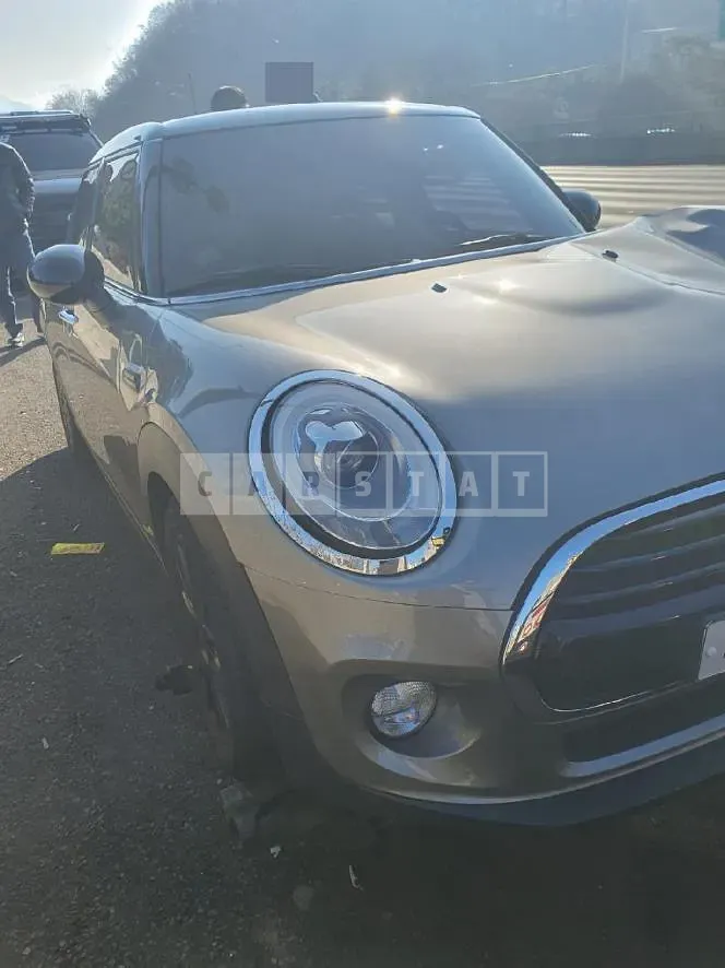 Photo 2 of 9: 2017 MINI Cooper Five-Door, VIN WMWXU1109J2H33290 — Korean insurance auction