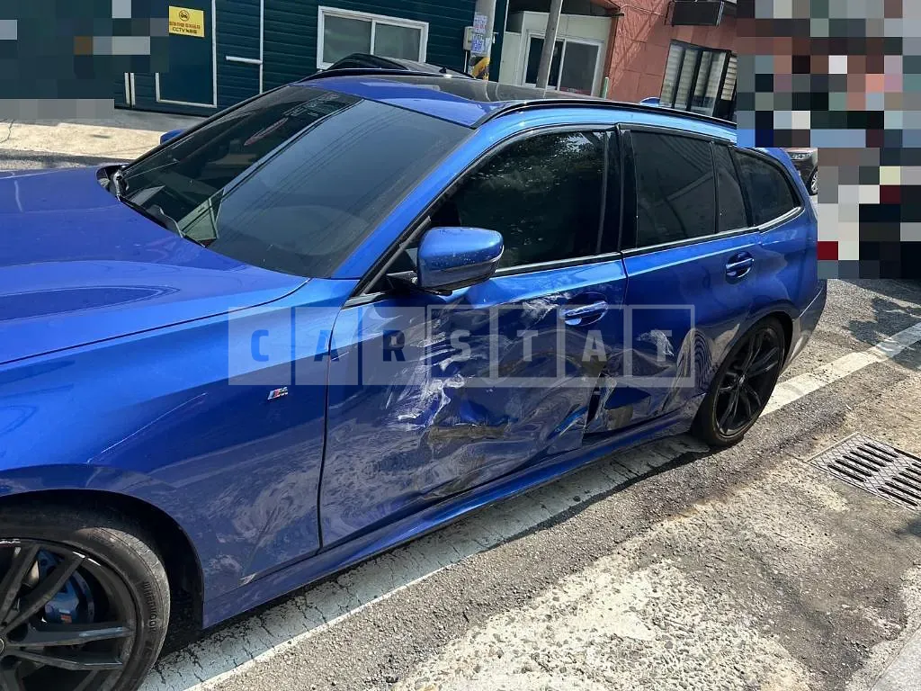 Photo 2 of 45: 2022 BMW 320i Touring — Korean insurance auction