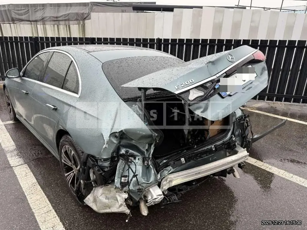 Photo 2 of 38: 2024 Mercedes-Benz E200 — Korean insurance auction