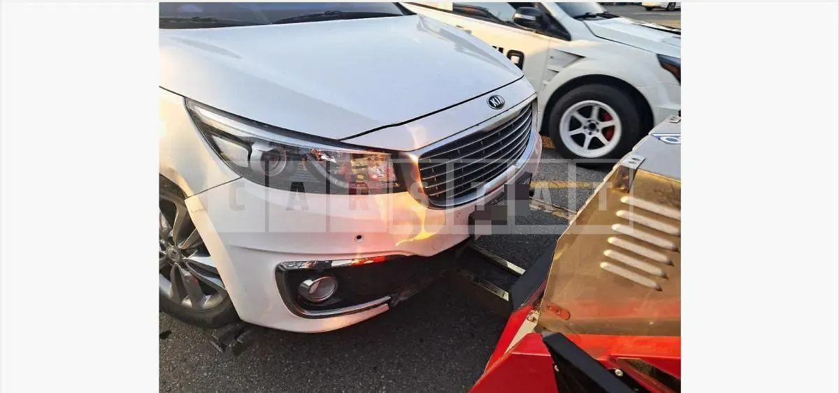 Photo 2 of 12: 2017 Kia Carnivals — Korean insurance auction