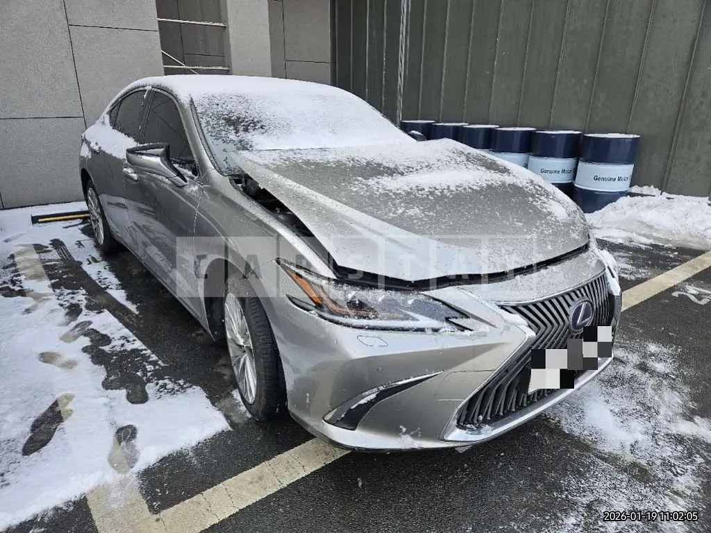 Photo 2 of 9: 2021 Lexus ES300h — Korean insurance auction
