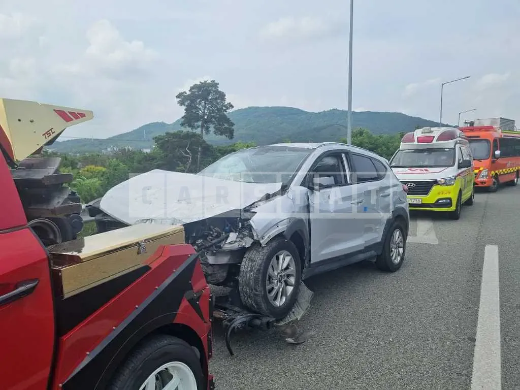 Photo 2 of 2: 2016 Hyundai Tucson, VIN KMHJ3815GGU009986 — Korean insurance auction