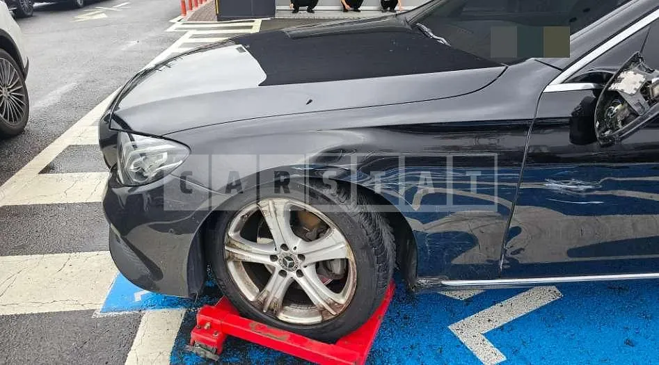 Photo 2 of 11: 2018 Mercedes-Benz E200 — Korean insurance auction