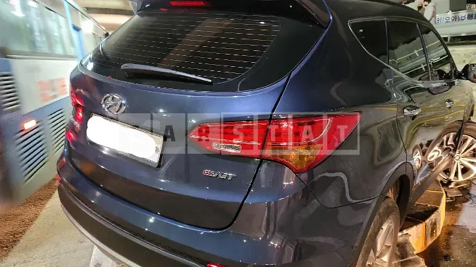 Photo 2 of 17: 2015 Hyundai Santa Fe, VIN KMHSW81UBFU479839 — Korean insurance auction