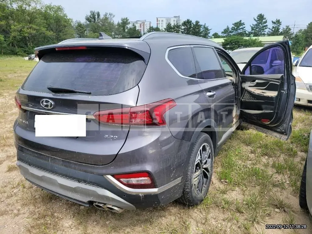 Photo 2 of 9: 2019 Hyundai Santa Fe, VIN KMHS381CBKU076010 — Korean insurance auction