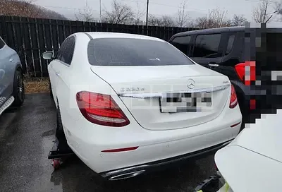 Photo 1 of 24: 2018 Mercedes-Benz E220d 4Matic, VIN WDDZF0FBXJA404696 — Korean insurance auction