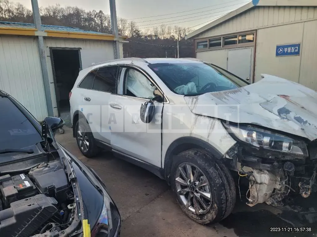 Photo 2 of 6: 2017 Kia Sorento, VIN KNAPS81ADHA329887 — Korean insurance auction