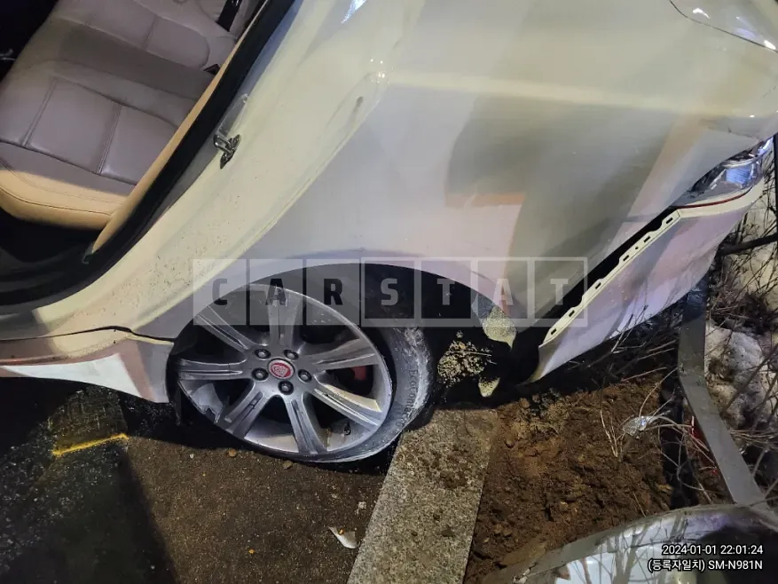 Photo 2 of 20: 2017 Jaguar XE 2.0T, VIN SAJAB4BX1JCP24846 — Korean insurance auction