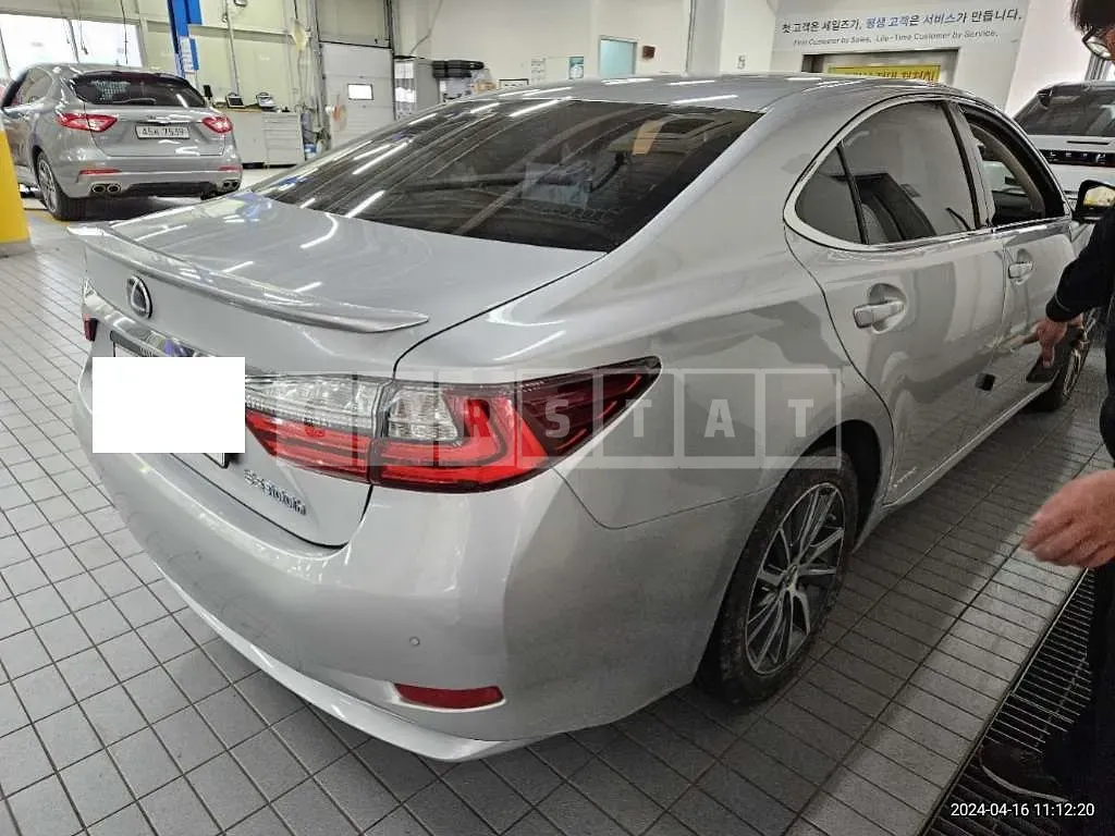 Photo 2 of 17: 2017 Lexus ES300h — Korean insurance auction