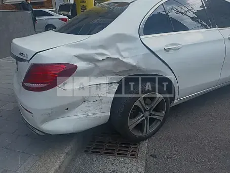 Photo 2 of 9: 2017 Mercedes-Benz E 300 4Matic, VIN WDDZF4KBXHA225825 — Korean insurance auction
