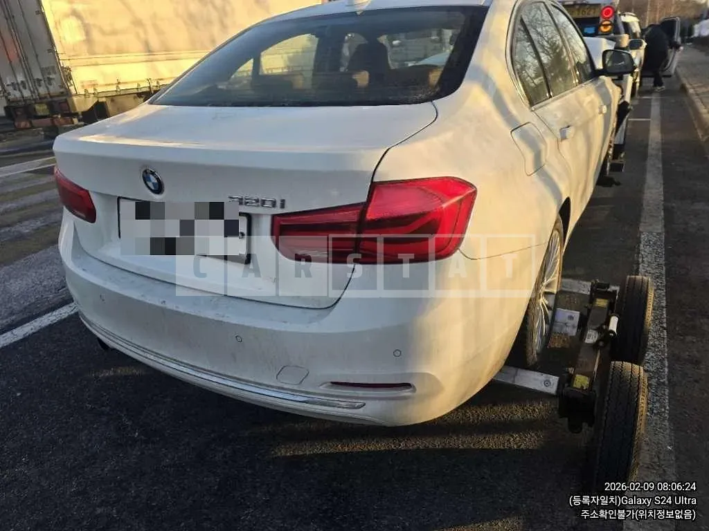 Photo 2 of 11: 2015 BMW 320i — Korean insurance auction