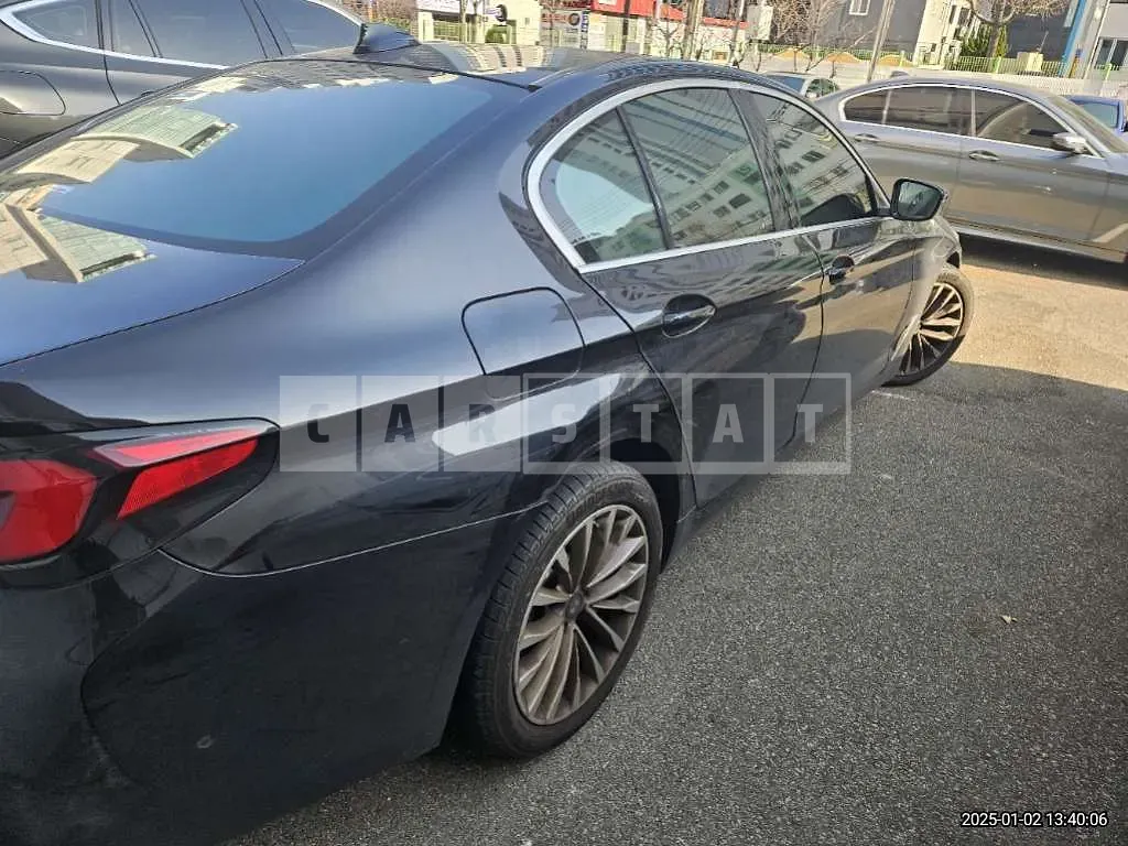 Photo 2 of 12: 2022 BMW 520i — Korean insurance auction