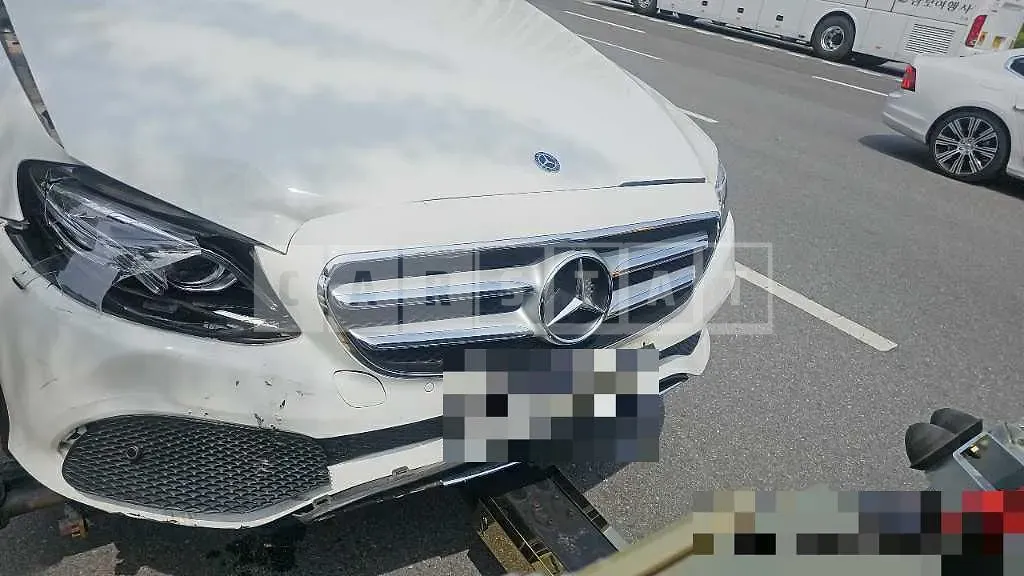 Photo 2 of 13: 2019 Mercedes-Benz E300 4Matic — Korean insurance auction