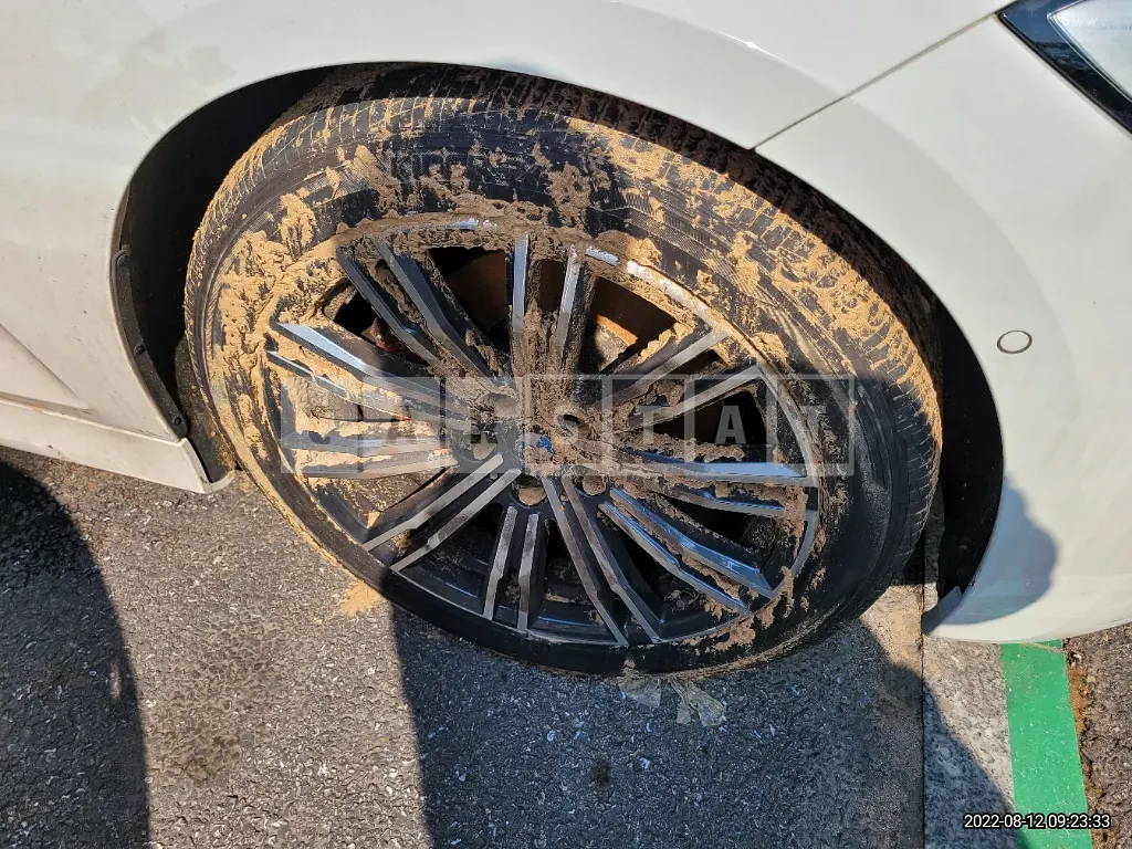 Photo 2 of 47: 2019 BMW 320d xDrive, VIN WBA5V7106KAE83439 — Korean insurance auction
