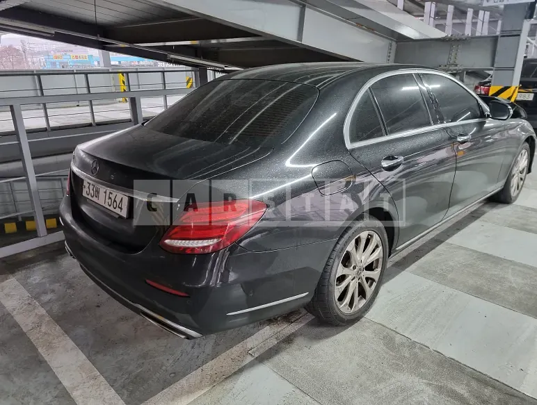 Photo 2 of 41: 2017 Mercedes-Benz E 300, VIN WDDZF4JB5HA224731 — Korean insurance auction
